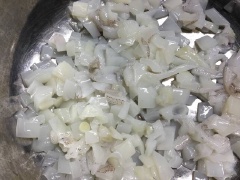 Mực ống làm sạch, cắt hạt lựu. Cá thác lác làm sạch, xay nhuyễn.