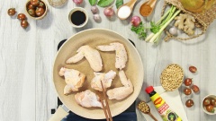 Bắc chảo lên bếp, thêm vào chảo 2 muỗng canh dầu ăn. Khi dầu nóng, gắp cánh gà vào chiên áp chảo 2 mặt cho lên màu vàng đẹp rồi gắp cánh gà ra để riêng.