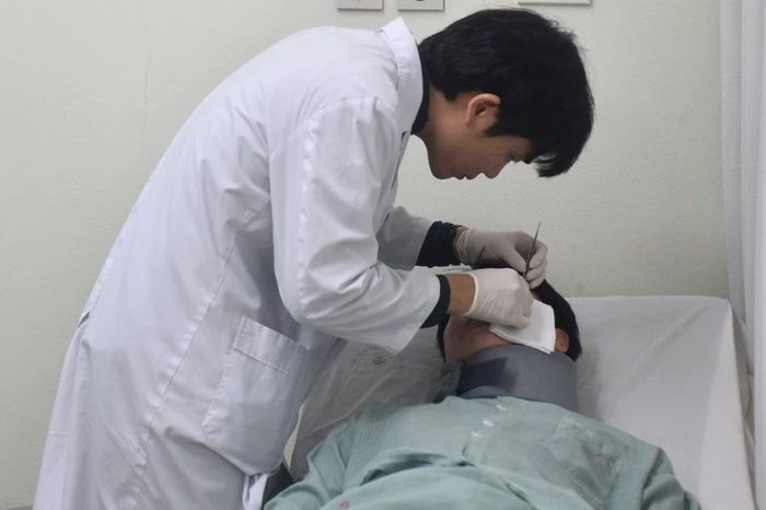 Tiêm filler tạo hình tai, 3 năm sau cô gái 24 tuổi nhập viện vì áp xe - Báo Tri thức &amp; Cuộc sống