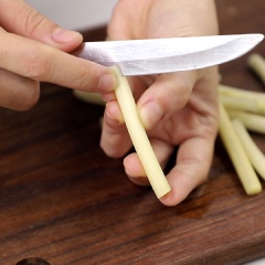 Sơ chế: Tước phần sơ bên ngoài ngó sen tươi, cắt khúc rồi chẻ làm 3 theo chiều dọc. Cho vào thau 1 lít nước hòa cùng 2 muỗng canh giấm, thả ngó sen vào ngâm khoảng 30 phút để ngó được trắng rồi vớt ra để ráo. Rau tiến vua ngâm nở, rồi vớt ra để ráo, cắt khúc bằng với ngó sen. Cà rốt và ớt sừng thái sợi. Rau răm thái nhỏ.