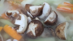 Cho nước vào nồi, thêm cà rốt, củ sắn, su su, củ cải vào rồi bật bếp nấu 20 phút cho củ quả chín.