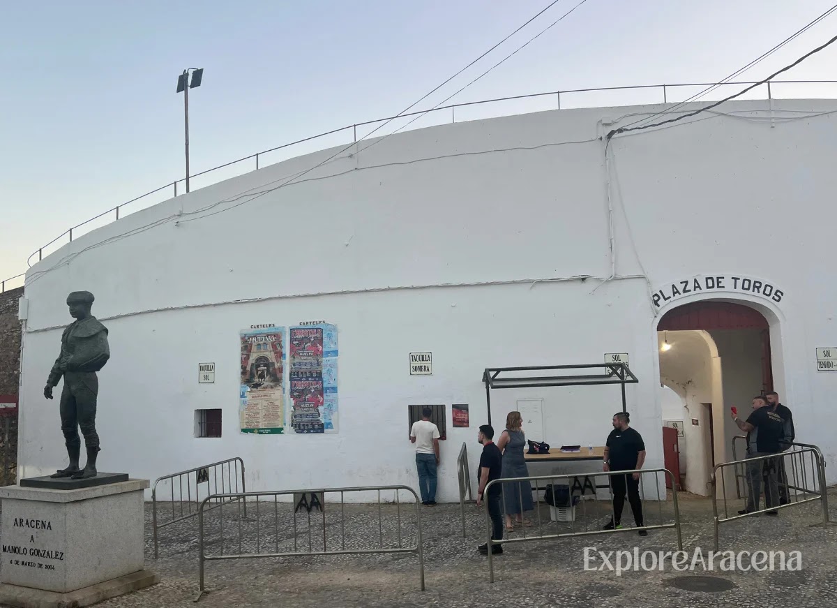 Exterior of the Plaza de Toros de Aracena at dusk as visitors begin arriving for the Blues Festival.