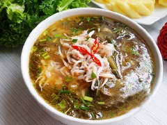 Cho canh cá ngần nấu dưa chua ra bát, ăn cùng rau sống với cơm hoặc bún rất ngon. Canh cá ngần nấu dưa chua với những con cá ngần nhỏ li ti, trắng tinh tươm, nấu cùng với dưa cải chua chua, giòn giòn cùng các phụ liệu sốt cà chua, rau thơm hấp dẫn.