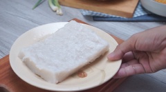 Cắt bột đã hấp chín thành những miếng nhỏ dẹp vừa ăn.
