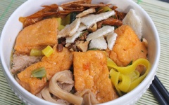 Cho xà lách, giá đỗ, húng lũi vào tô, thêm sợi mì quảng lên trên. Chan hỗn hợp cà chua, đậu hũ non vào, cho tàu hũ ky, rắc đậu phộng, bánh đa nữa nè. Bạn có thể cho thêm nước tương nếu thấy nhạt nhé!