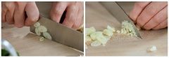 Tỏi lột vỏ, 1/2 xắt lát, 1/2 băm nhuyễn. Ngò tây xắt nhuyễn. Đun nóng dầu olive, cho tỏi lát vào phi vàng thì vớt ra rồi cho tỏi băm vào đảo đều, cho cơm vào chiên thật đều. Nêm muối, tiêu, nước tương, rươu sake rồi đảo thật đều, rắc thêm chút ngò xanh nữa là hoàn tất rồi đó