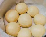Khi bột đã nở đạt, dùng tay ép nhẹ cho xì bớt khí trong bột rồi nhồi sơ lại khối bột cho mịn. Chia bột làm 8_10 phần tùy thích. Vo tròn các phần bột đã chia nhỏ rồi xếp vào khuôn. Với lượng bột này m dùng khuôn sz 23cm