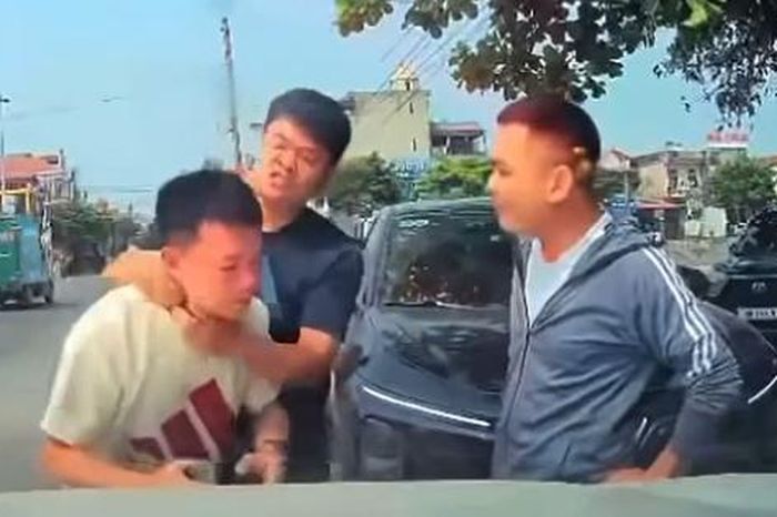 Người đàn ông bị bóp cổ, đánh tới tấp ngay giữa phố - Báo Người Lao Động