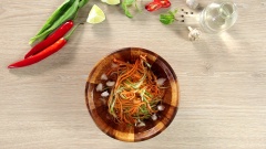 Cho 100gr cà rốt (cắt sợi) và 100gr dưa leo (cắt sợi) trộn cùng 2 muỗng canh giấm và 1 muỗng canh đường. Ngâm 15 phút, sau đó đem vắt ráo và ngâm vào nước lạnh cho giòn. Tôm bóc vỏ chừa đuôi, lấy chỉ lưng. Mực khứa vảy rồng. Cho 200gr mực và 200gr tôm vào nồi nước sôi cùng 5gr gừng, luộc chín 5 phút, để riêng.