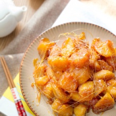 Khoai lang ngào đường nóng dẻo thật thích hợp để cho bạn ăn chơi vào những ngày mùa đông dưới tiết trời se se lạnh. Những miếng khoai vàng ươm được bọc lấy bởi lớp đường vàng nâu bóng bẩy trông vô cùng thích mắt! Cắn vào, lớp đường tan chảy dịu nhẹ thật hấp dẫn và khoai bùi bùi có vị ngọt thơm đặc trưng, khi nhâm nhi cùng tách trà nóng là ngon quên sầu!