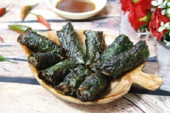 Chả bò cuốn lá lốt với những cuộn thịt thơm phức, đặc trưng có thể ăn cùng với cơm hay bún tươi đều tuyệt.