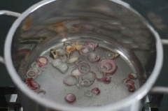 Đun nóng chút dầu ăn trong nồi, cho hành tím băm vào phi thơm. Hành thơm và ngả vàng thì cho cà chua vào xào.