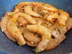 Bắc chảo lên bếp, cho vào 1 muỗng canh dầu và đường, thắng nước màu với lửa thấp. Khi nước đường có màu nâu cánh gián thì cho tỏi, ớt, hành tím, gừng và hành lá vào xào thơm. Sau đó cho tôm vào đảo đều 2 phút.