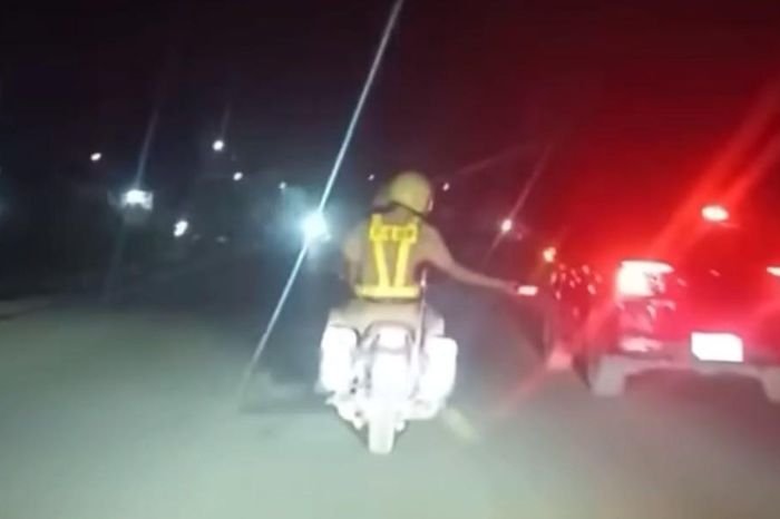 Cảnh sát mở đường đưa 2 nữ sinh bị thương đi cấp cứu - Báo Pháp Luật TP.HCM