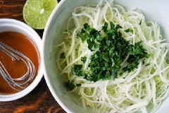 Cho cùi dừa, đu đủ, ngò rí cắt nhỏ vào tô, trộn đều.
