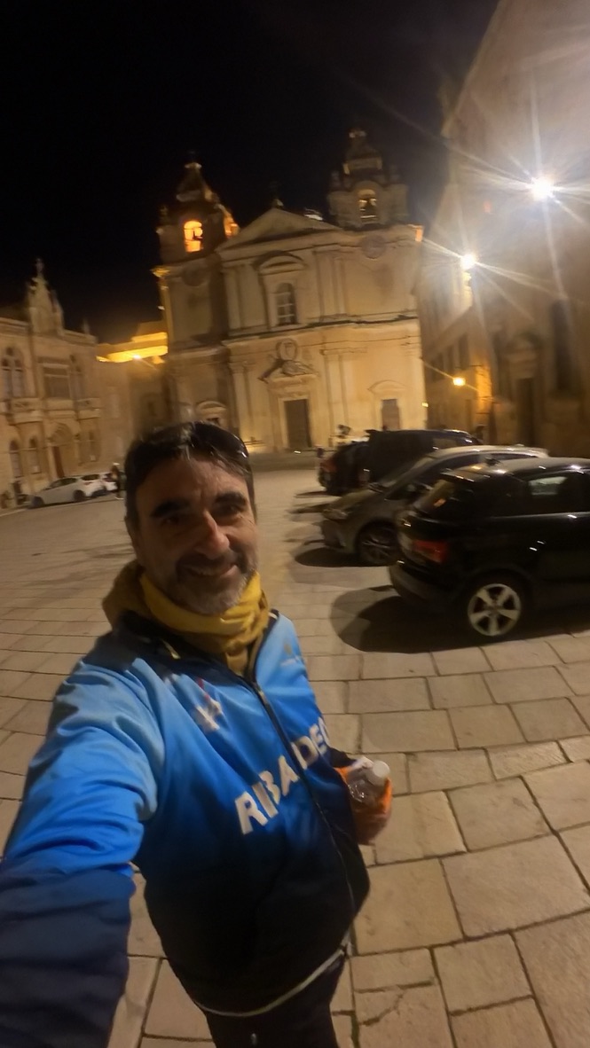 Suso frente a una iglesia iluminada de Mdina antes del Malta Marathon