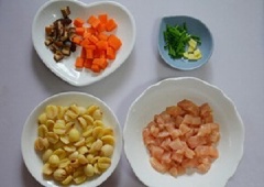 Hạt sen gỡ bỏ tim sen, luộc chín. Hành lá và gừng cắt nhỏ. Nấm huơng ngâm nước cho nở rồi cắt hạt lựu. Cà rốt rửa sạch, luộc chín rồi cắt hạt lựu.