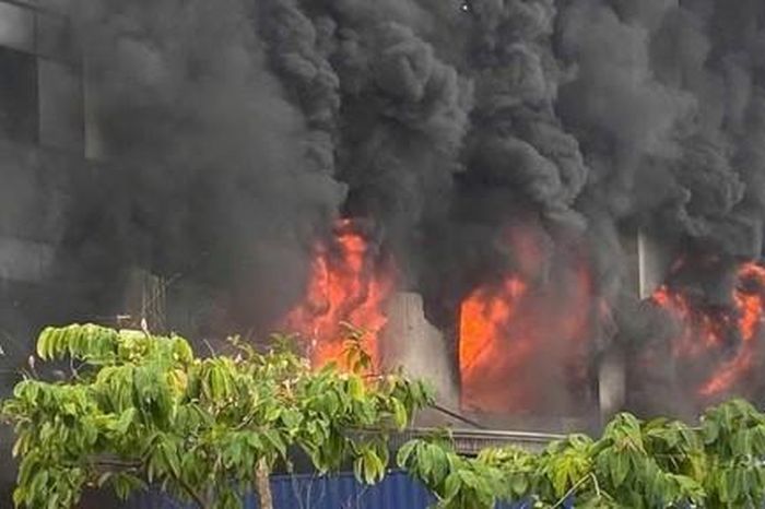 Cháy lớn tại công ty dệt may trong khu công nghiệp Nhơn Trạch 6, khói lửa dữ dội bốc cao - Công An TP.HCM