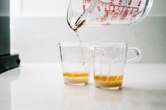 Bạn pha sẵn cà phê tùy theo ý thích của thể dùng cà phê Espresso hay cà phê phin đều được. Khi cần pha, rót sữa đặc ra 2 ly, rót rượu whiskey vào và cuối cùng là cà phê đen. Khuấy đều hỗn hợp.