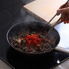 Vẫn chảo đó, thêm 1 muỗng canh dầu ăn vào, đun nóng, cho thịt bò ướp, nấm và ớt vào xào cho thịt bò chín thì vớt ra. Cho bò xào vào tô dưa leo, thêm 1/2 muỗng canh dầu ô liu và mè trắng rang, trộn đều lên là có thể dùng.