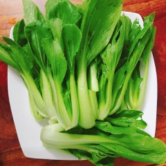 Thịt bò rửa sạch, thái mỏng, rau rửa sạch với nước muối, tỏi băm nhuyển.