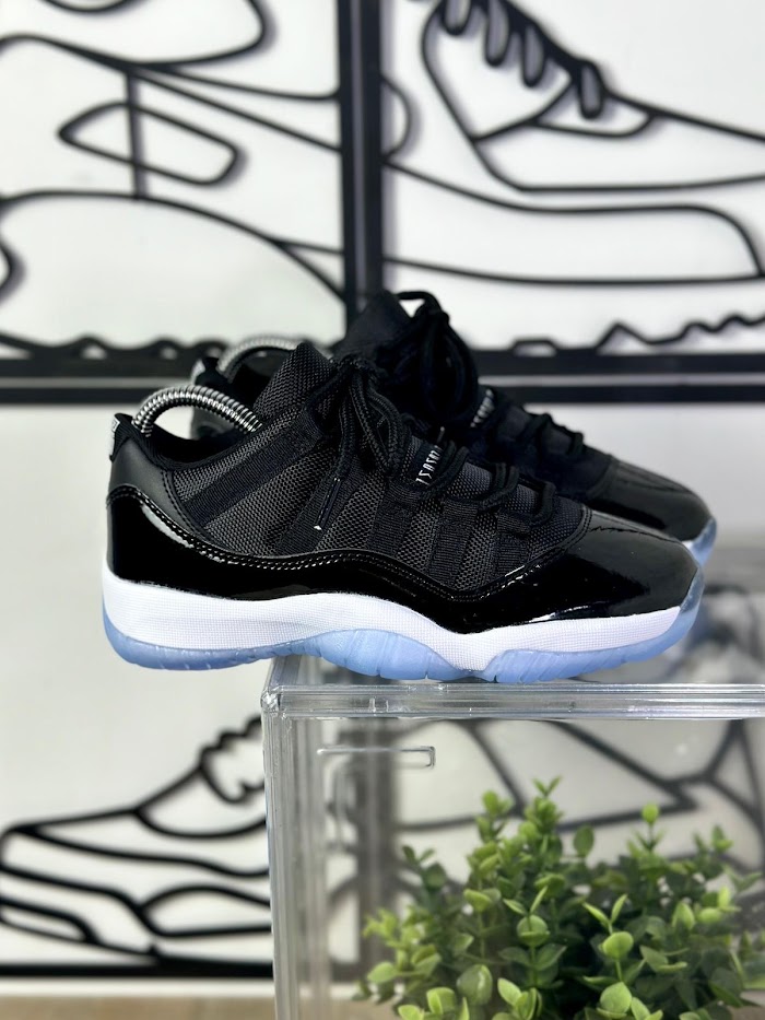 Jordan 11 Low Negro Blanco