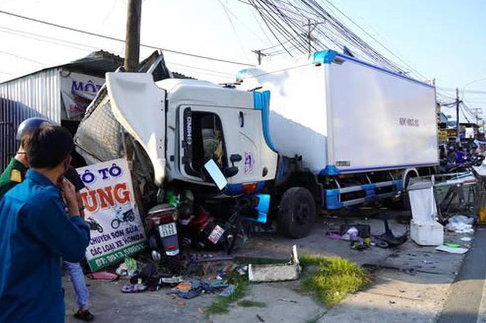 Bản tin TNGT 3/4: Xe tải tông loạt xe máy, đâm vào nhà dân ở Cà Mau, tài xế bất tỉnh - Báo Xây Dựng