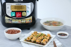 Sau 45 phút nấu, đèn thông báo sẽ tắt, vậy là chúng ta có ngay bữa cơm gia đình đầy đủ chất dinh dưỡng và thanh đạm với món tôm hấp nấm ngọt ngon vị tươi của tôm và nấm, cơm gạo lứt nở mềm. Để tiết kiệm thời gian và không gian, các bạn hãy có ngay chiếc nồi cơm điện Hitachi có chức năng nấu song song, vừa nấu cơm vừa nấu đồ ăn này nhé, rất là ngon luôn đó.