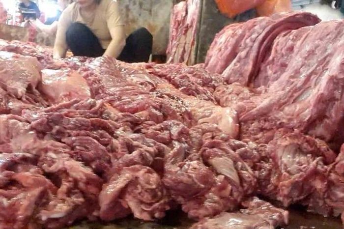 Dán nhãn 'thịt sạch' cho lợn bệnh để tuồn vào trường học - Đài Phát thanh và truyền hình Hà Nội