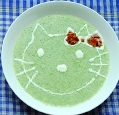 Cho súp đã chín ra đĩa sâu lòng, cho kem tươi vào túi bắt kem và bắt đầu vẽ hình Kitty lên trên súp. Vẽ xong rắc thịt xông khói chiên cắt nhỏ làm chiếc nơ xinh xắn cho mèo là xong.