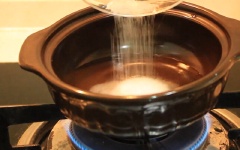 Cho 3 muỗng canh đường trắng vào nồi cùng với 5 muỗng canh nước, vừa đun vừa khuấy tan.