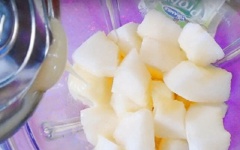 Cho xoài chín, dưa gang, nước dưa gang, 50gr đường trắng, 2 muỗng canh sữa đặc, 100ml sữa tươi, đá viên vào máy xay sinh tố, xay nhuyễn.