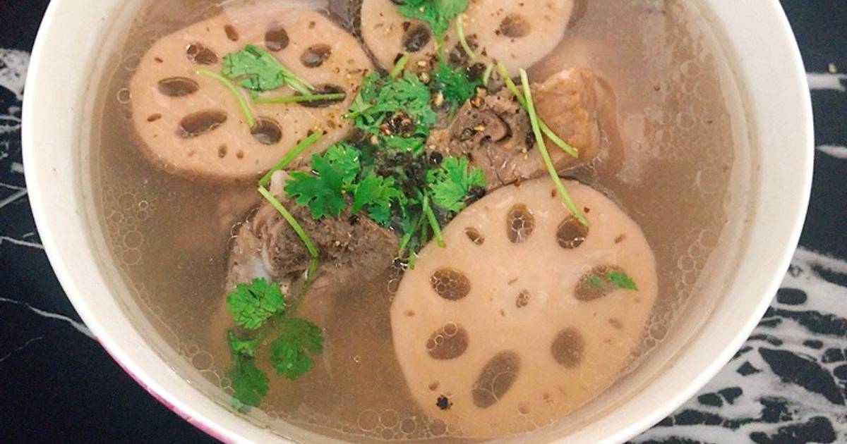 Canh củ sen hầm xương