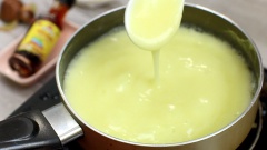 Cho 50gr khoai tây vào nấu cùng 200ml nước dùng tôm. Khi khoai tây chín mềm nhừ thì dùng muỗng nghiền nát hoặc máy xay, xay mịn khoai tây.
