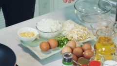Cho dầu vào chảo, đập trứng vào đánh nhuyễn rồi cho 1 chén cơm nguội vào trộn đều chiên vừa lửa.