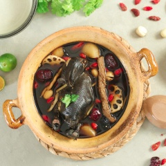 Dọn món ra chén và ăn ngay khi còn nóng, thịt gà chấm kèm muối tiêu. Khi thưởng thức, bạn sẽ cảm nhận được vị ngọt tự nhiên của thịt gà, cùng với nước dùng thơm ngào ngạt. Nghe cái tên Gà tiềm thuốc bắc chắc hẳn nhiều người sẽ nghĩ cách chế biến món ăn này rất phức tạp, nhưng thật chất chỉ cần vài bước đơn giản là bạn đã có ngay nồi gà ác đầy thơm ngon, bổ dưỡng rồi đấy!