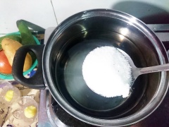 Đun nước đường với 600ml nước, cùng phần đường còn lại. Đập dập gừng, thả vào nồi nước. Khuấy đều cho đến khi nước sôi, đường tan hoàn toàn. Tắt bếp, cho bột gelatine vào khuấy tan. Chờ cho nước đường nguội bớt, còn hơi ấm thì đổ đều vào ly nhỏ nhé. Đặt ở nơi trong ngăn mát tủ lạnh 40 phút.