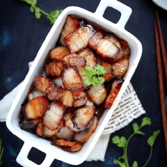 Thịt ba chỉ nướng mật ong với thịt nướng thơm, ngọt và mềm nhờ mật ong, màu nâu cánh kiến trong bắt mắt. Món náy có thể dùng với cơm nóng hoặc bún tươi nhé!