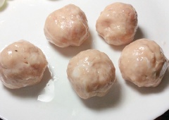 Thoa 1 ít dầu ăn lên tay rồi múc lấy hỗn hợp thịt và giò sống bọc lấy trứng cút đã bóc vỏ.