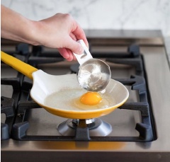 Làm nóng dầu ăn, bơ trong chảo. Đập trứng gà vào, chiên nhỏ lửa đến khi lòng đỏ trứng gà gần chín là được.