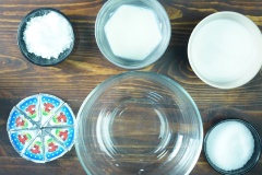Làm sốt phô mai trang trí bánh bông lan trứng muối: Tán nhuyễn 8 viên phô mai, rồi khuấy đều cùng 120gr sữa tươi với 50gr kem béo thực vật, 50gr đường.
