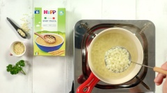 Đun sôi một nồi nước, cho 30gr pasta hữu cơ HiPP vào luộc khoảng 4 phút, đến khi pasta chín mềm thì vớt ra để ráo nước cho vào chén hoặc tô. Bé 6 tháng tuổi còn nhỏ nên luộc pasta mềm để bé ăn tốt hơn.