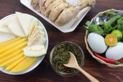 Nhớ rang muối thật khô rồi bảo quản trong hủ thủy tinh sạch dùng dần nhé các bạn. Từ nay khi ăn trứng vịt lộn, hãy thay muối tiêu thông thường bằng muối ớt rau răm nhé, vì bạn sẽ nhận ra nó ngon hơn rất nhiều lần đấy. Mùi thơm đặc trưng của rau răm kết hợp với lá giang và một chút cay cay của ớt quả thật sẽ khiến vị giác của bạn cực kì thích thú.