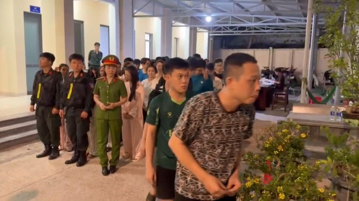 Video Công an TP.HCM ập vào quán bar Revo, bắt nhiều người liên quan ma túy - Báo Pháp Luật TP.HCM