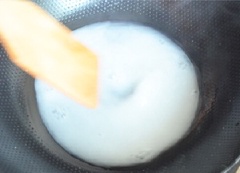 Làm phần sốt: Cho 20gr bột bắp, 10ml mật ong, 50gr đường trắng và 1 chén nước vào nồi, bắc lên bếp, nấu nhỏ lửa khoảng 4 phút.
