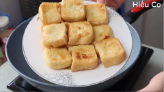 Đun nóng dầu ăn trong chảo chống dính sâu lòng, chiên đậu hũ trắng và mì chúc (tàu hỹ ky) cho vàng, vớt ra để ráo dầu.