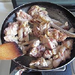 Cho dầu ăn vào, cho thịt gà đã cắt miếng vào xào cùng gừng đã thái lát. Xào đến khi thấy thịt gà săn lại, chuyển màu thì tắt bếp. Đổ gà vào một nồi to. Đổ nước sôi ngập các miếng thịt gà.