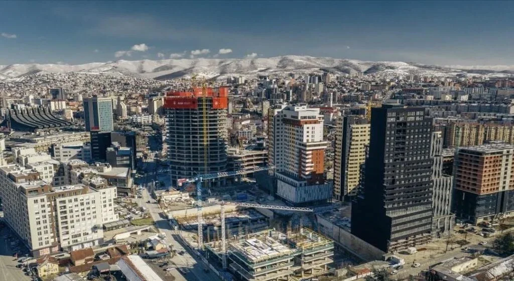 Moody's paralajmëron Shqipërinë: Rrezik pasuritë e paluajtshme