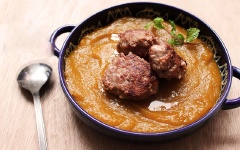 Cho soup ra chén, thêm thịt viên lên trên và trang trí tùy thích. Chúc các bạn ngon miệng!