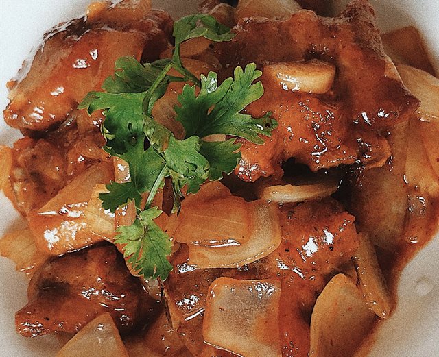 Sườn Thăn Sốt Hành Tây Chua Ngọt